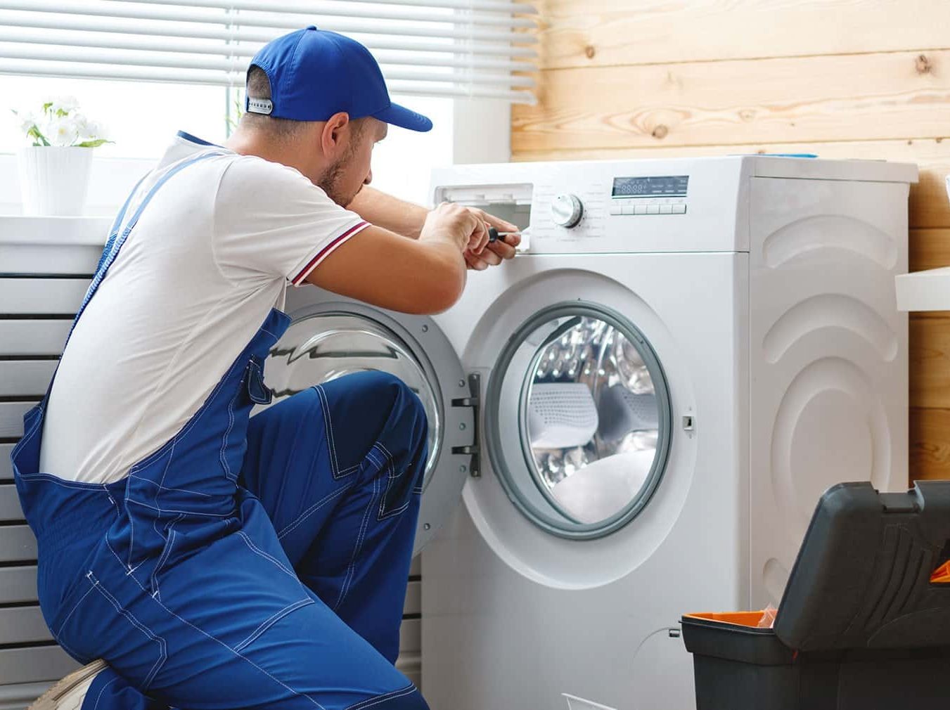 Técnico reparando electrodoméstico Electrolux en Ampudia